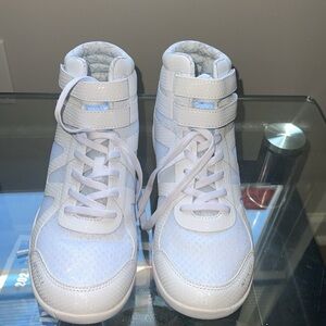 Hi selling this beautiful and comfortable shoes